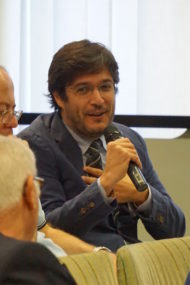 Il coordinatore del blocco operatorio dott. Deplano con il dott. Salvago della Segreteria del Dipartimento