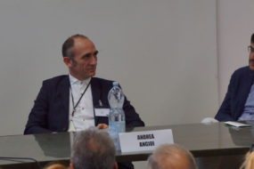 Il Dott. Antoncarlo Pau segue i lavori in sala congressi