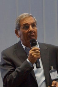 Il Dott. Giacinto Atzori al microfono durante la giornata congressuale