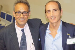 Due relatori si intrattengono a margine dei lavori del congresso