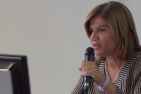 Una relatrice interviene al microfono durante la giornata congressuale