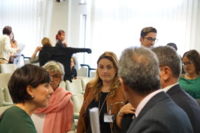 I partecipanti si confrontano durante la pausa dei lavori