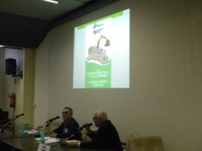 La locandina del congresso proiettata in aula dietro il tavolo dei relatori