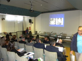 I partecipanti seguono una relazione con immagini radiologiche proiettate