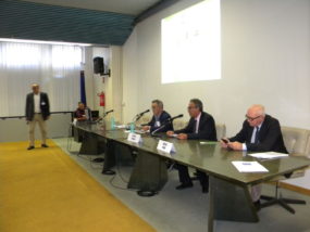 Il tavolo dei relatori con il moderatore che presenta l’intervento successivo