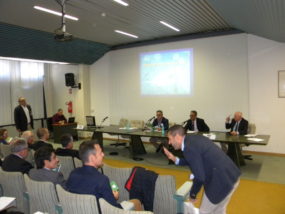 Un partecipante interviene dalla platea rivolgendosi ai relatori