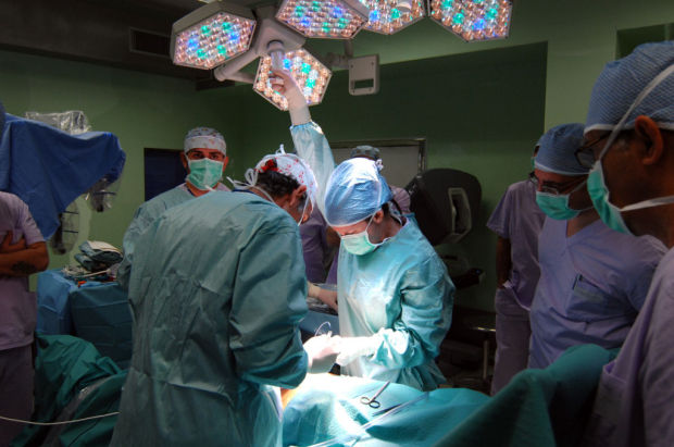 Equipe della S.C. Urologia del Brotzu in sala operatoria durante un intervento